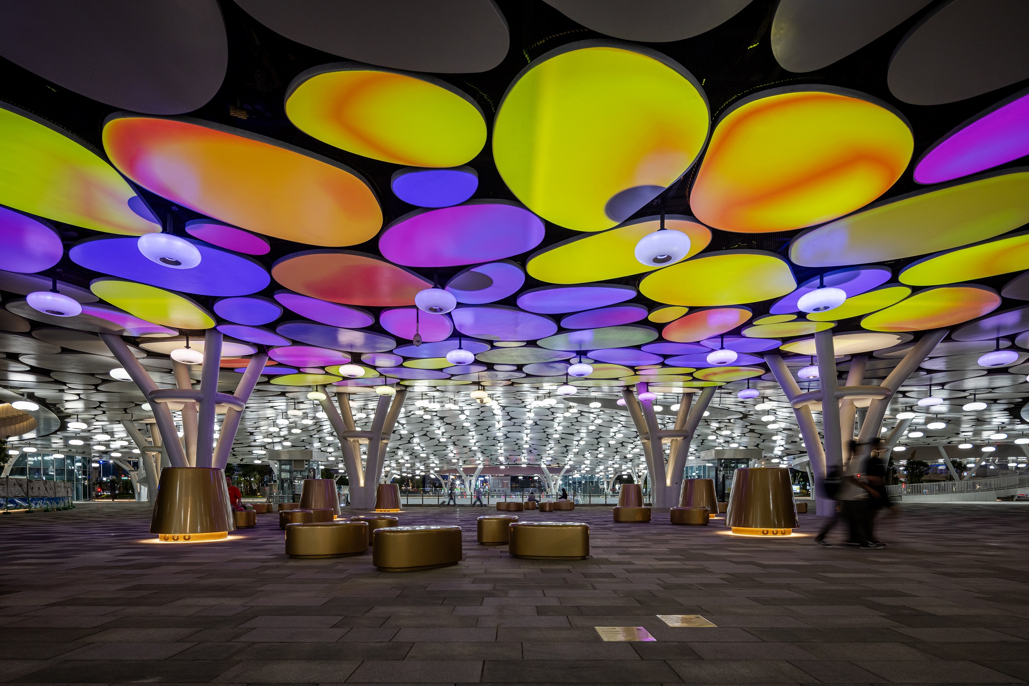 於「染色彩」作品中，創利空間協助藝術團隊將高雄車站天棚2700片鋁製雲朵染上繽紛色彩，從設備設定、光影軟體串接到現場調校，確保光線準確落在雲朵表面，展現層次與意境