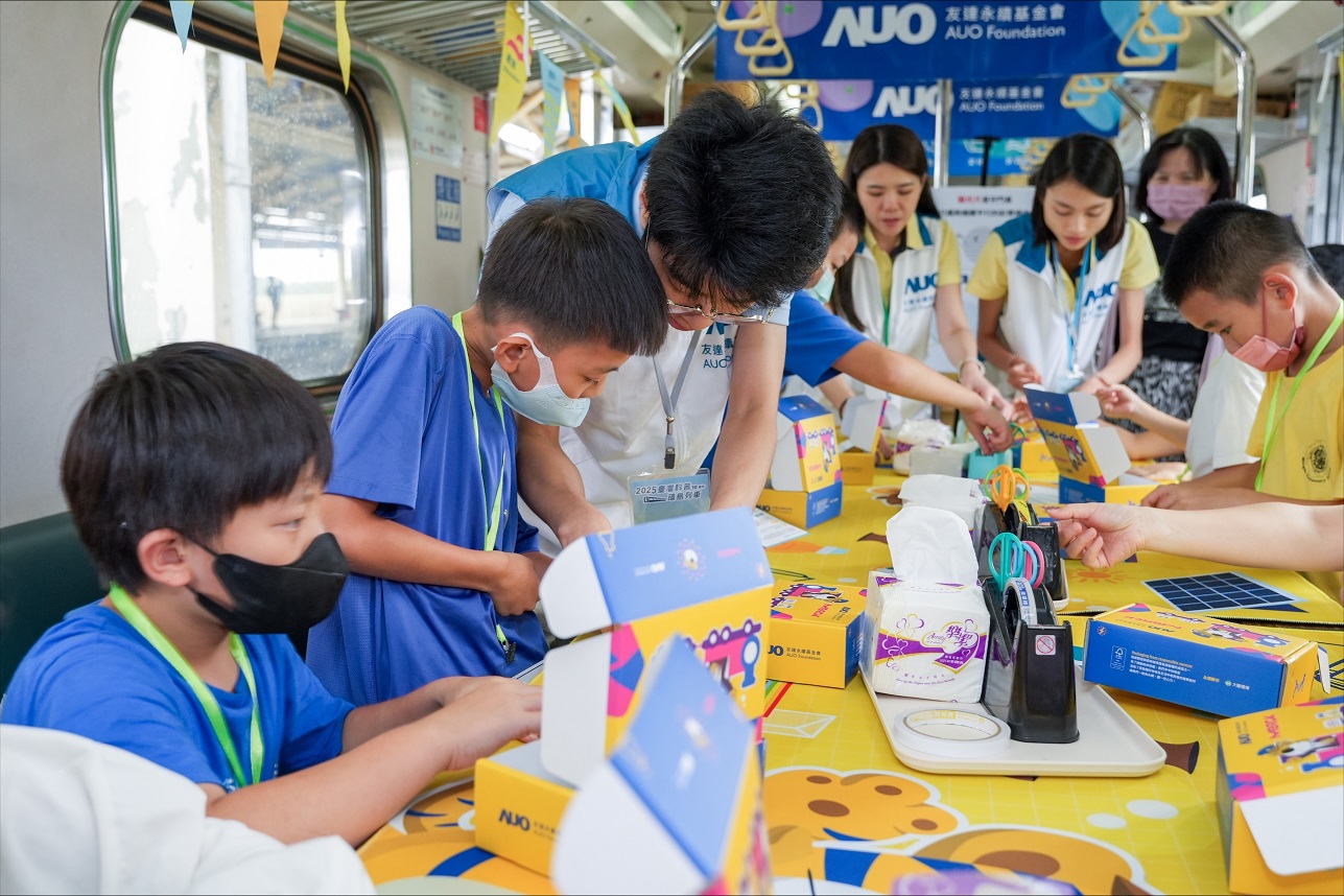 今年友達設計「光電、再生能源、水資源」三大課程主題，攜手供應鏈夥伴默克及大豐環保，以循環經濟理念開發創意教材