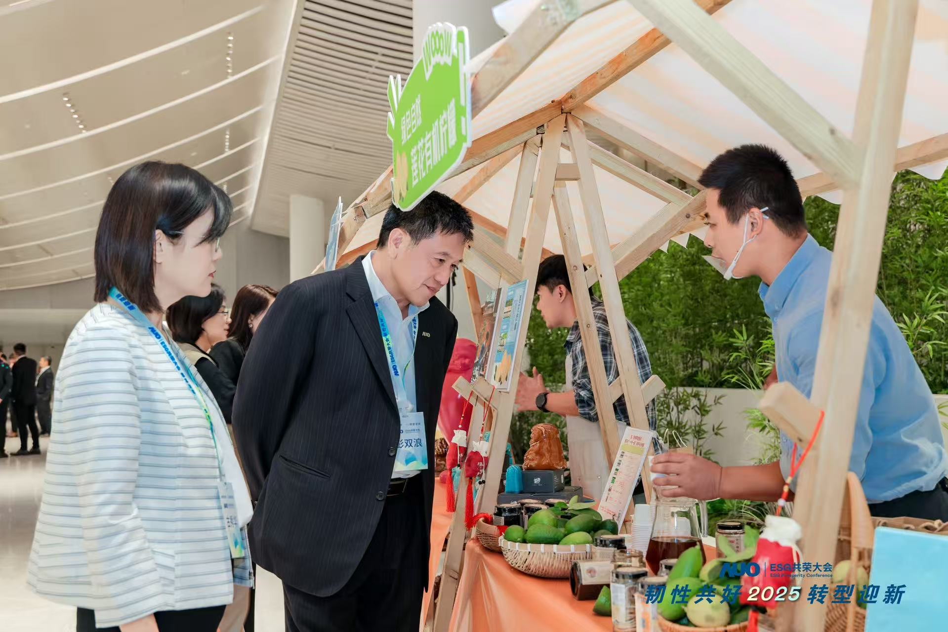 好体育全站登录平台大会设置ESG互动展区，携手ADT、华展工业等供应链伙伴与社会企业，集中呈现绿色产品、循环成果与社区共融实践，通过可观可感的沉浸式体验，构建从技术到文化的立体永续价值链，获得与会嘉宾广泛好评。