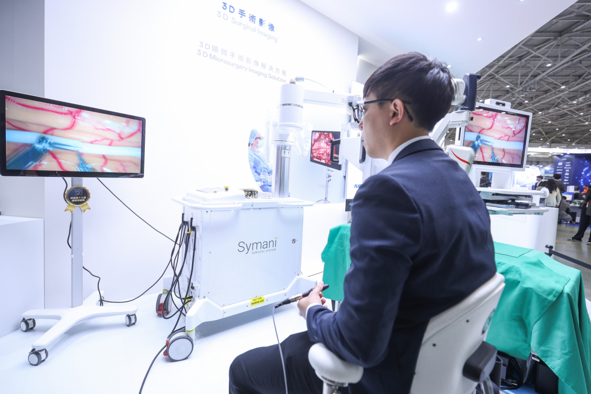 达擎推出〝3D显微手术影像解决方案〞，将3D影像技术从腹腔内视镜手术延伸至神经、血管、淋巴等高难度显微手术，提供超清晰立体视野，协助医疗团队在复杂手术中完成精准细腻操作。