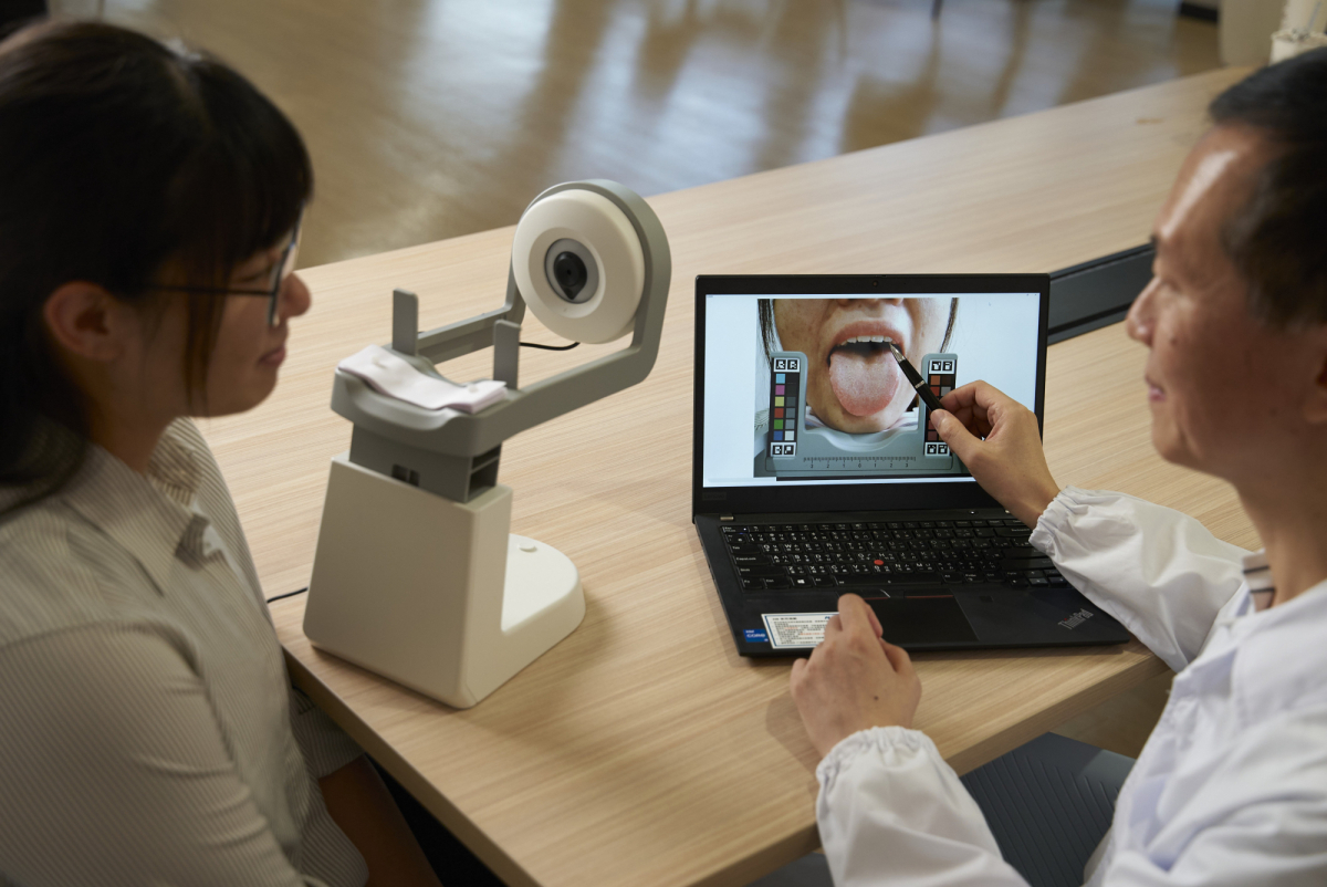 友達耘康的「舌象辨識軟體」則運用AI與大數據技術，可快速辨識舌色、舌形、苔色、苔質等特徵，顯著提升舌象辨識效率，優化檢測流程。