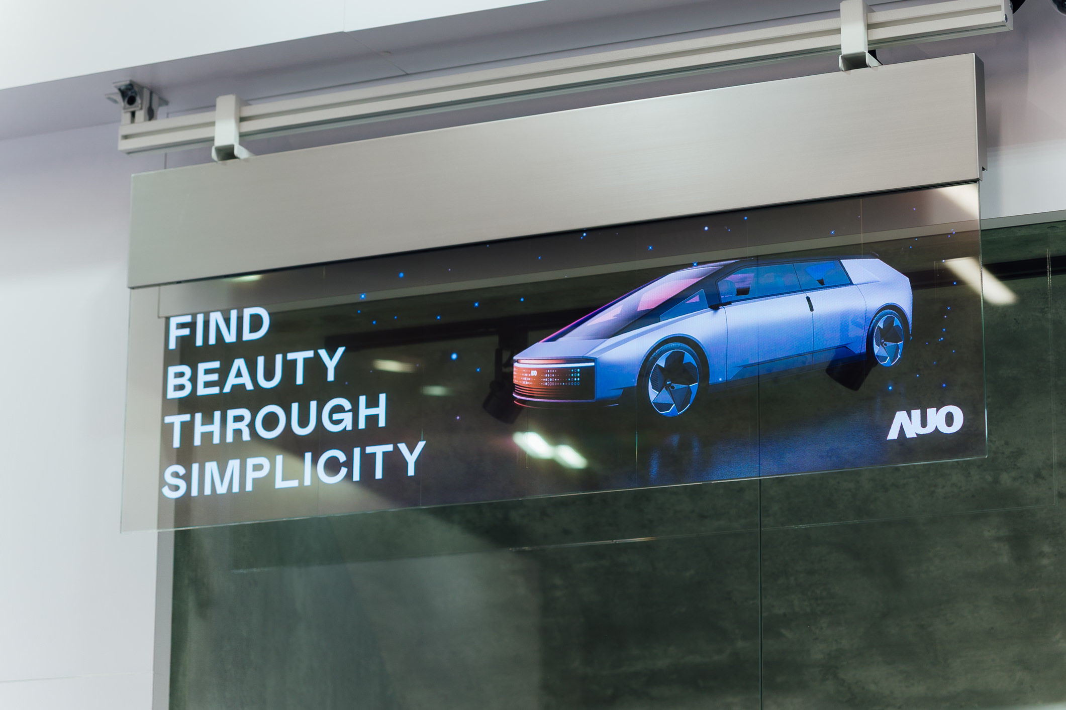 具备高亮度透明感的54吋透明Micro LED智慧广告牌，可无限拼接不同尺寸，营造出兼具科技感与美学的沉浸式氛围，适用于旗舰店、展演空间等多元场域。