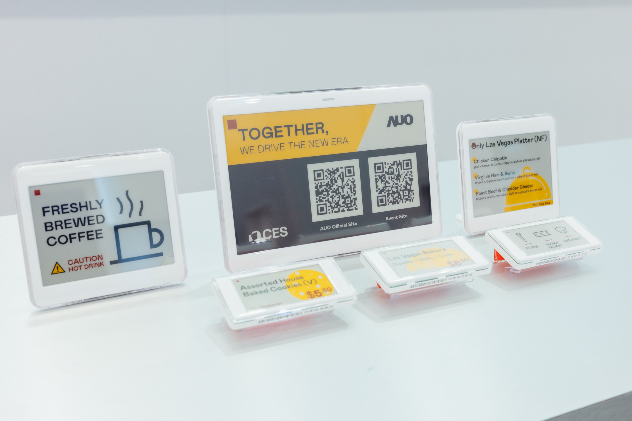 达擎开发的低功耗、全彩的aecoPost电子纸解决方案，仅在更新画面时需要微量的电力驱动，无需布建电线的便捷设计，使其可灵活应用、弹性选择置放处；可搭配aecoTag电子货架卷标解决方案，驱动商店内所有数字广告牌和电子货架卷标，以远程控制实现动态变价，提升门市人员作业效率，并以无纸化落实永续经营目标。