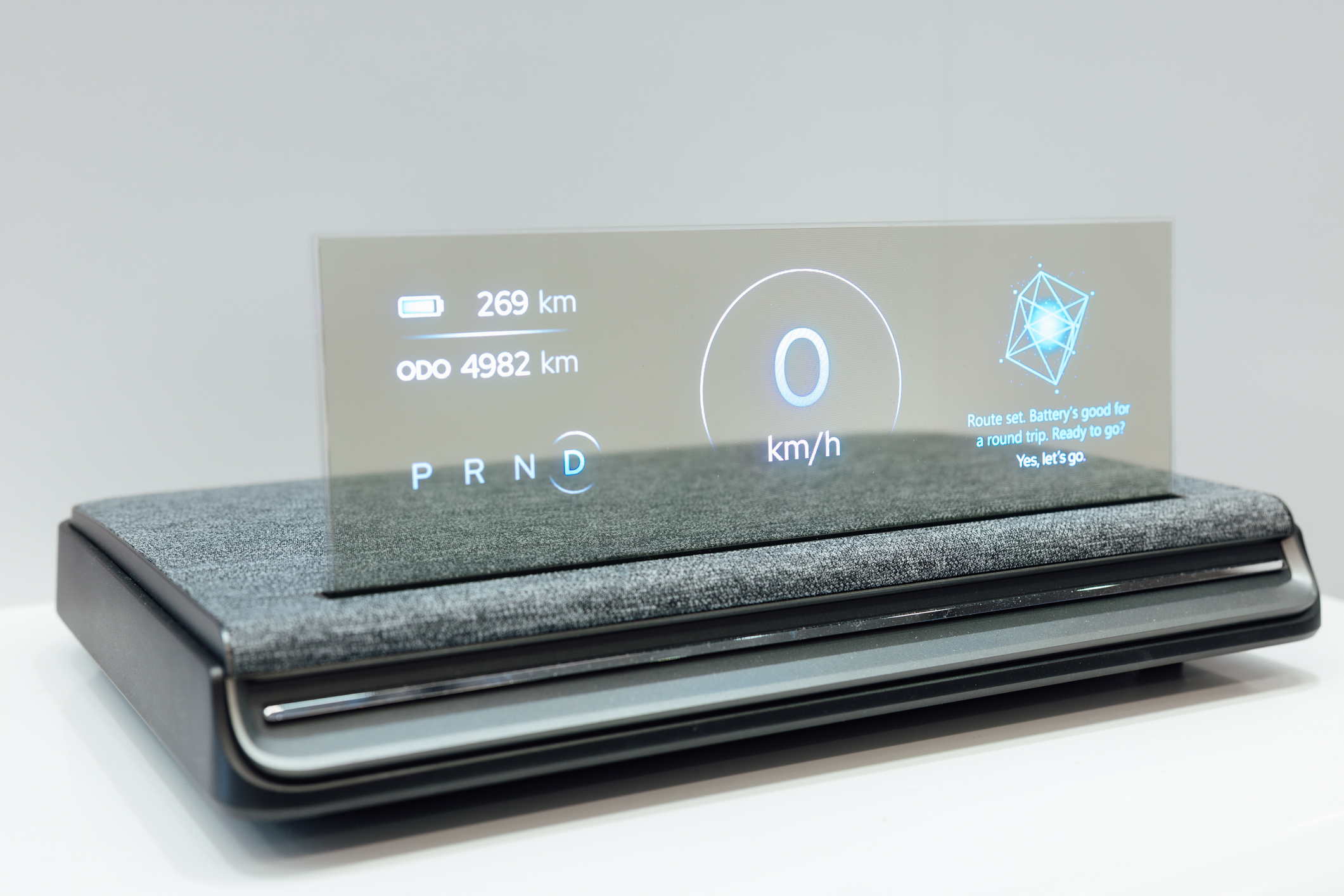 全球首款Aero Module透明Micro LED显示器模块外观轻盈通透，可与数字内容完美融合，提供动态显示、先进控制、个人化沉浸感受。