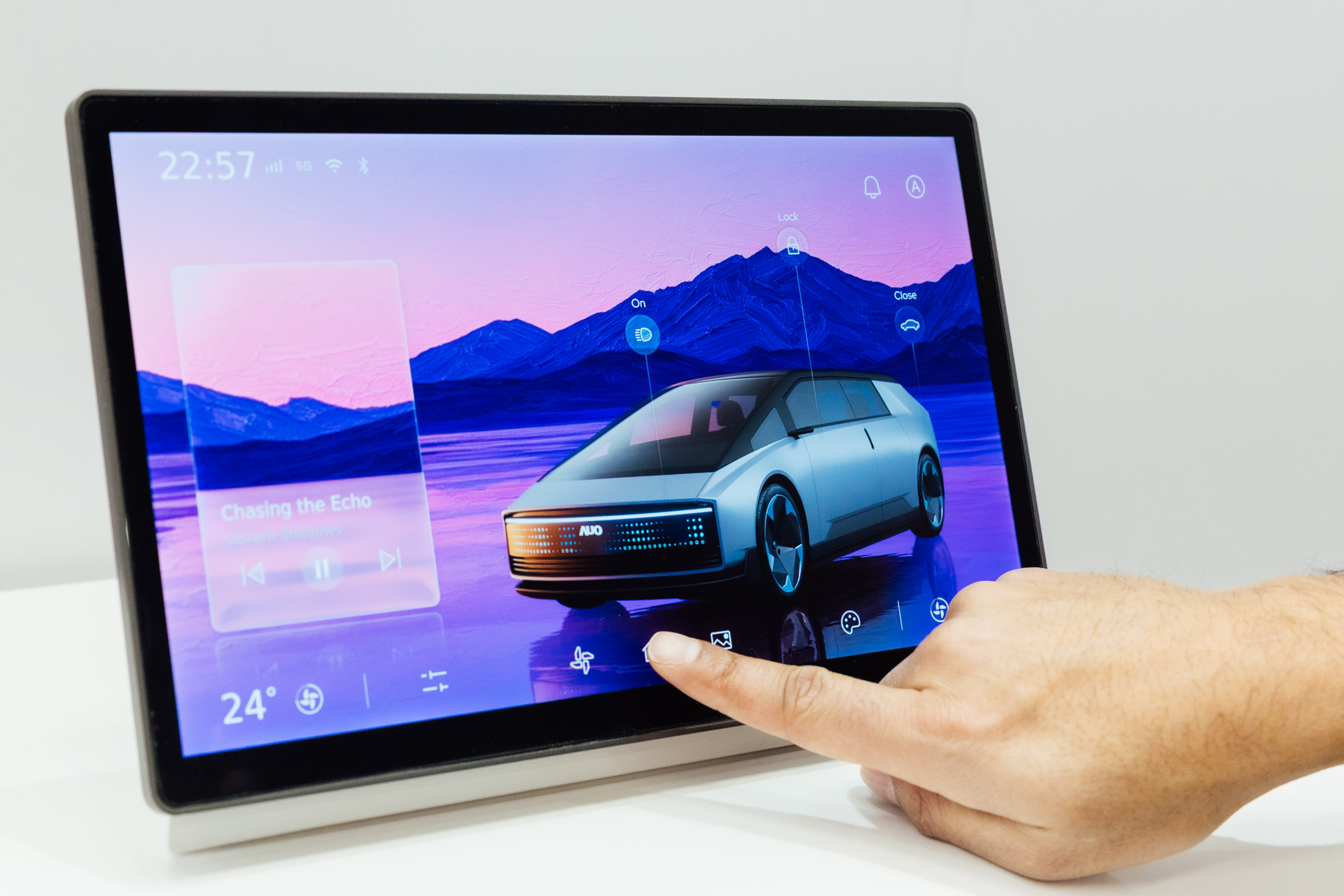 将先进抗反光技术导入于CID中控台呈现全时可视效果，并支持与座舱环境完美融合，带来清晰且不干扰的驾驶与座舱操作体验，兼容座舱质感与行车安全。