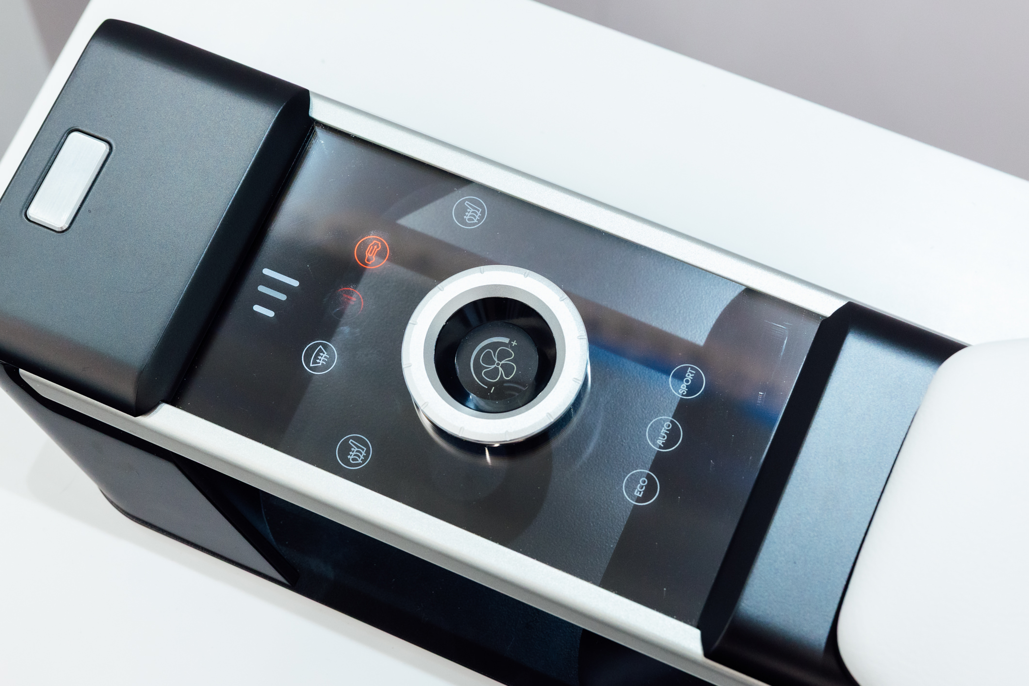 以极简设计打造的CrystalSense Console，为中央扶手区带来创新突破，将功能隐藏于简约的外观中，并采用悬浮式旋钮搭配玻璃面板与主动触觉回馈，仅在操作时才显现功能选单，提供直觉且可自定义的互动体验。